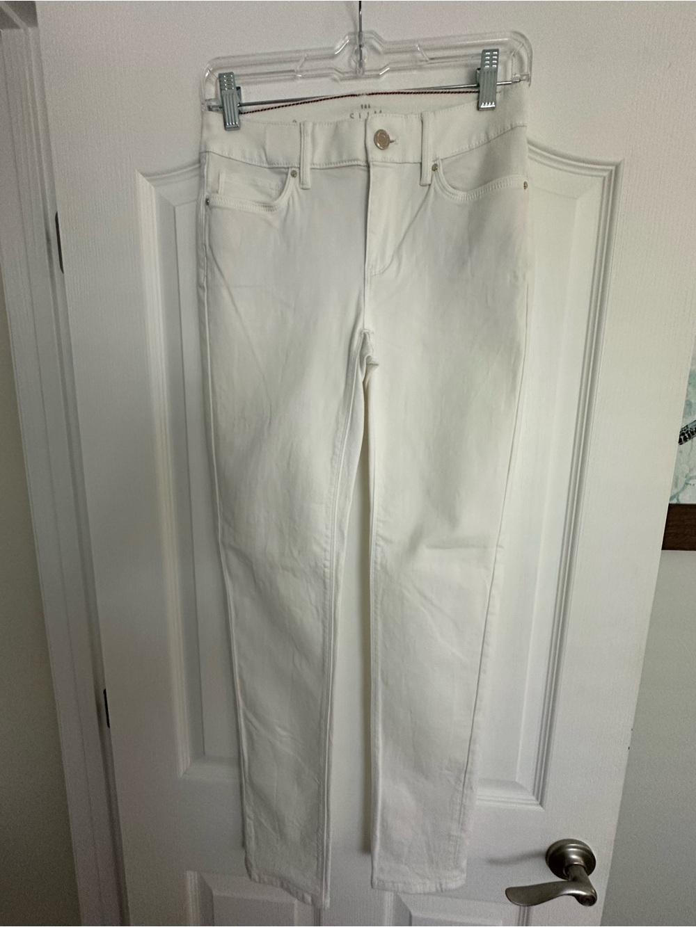 White House Black Market NWOT “The Slim” Straight White Jeans!
